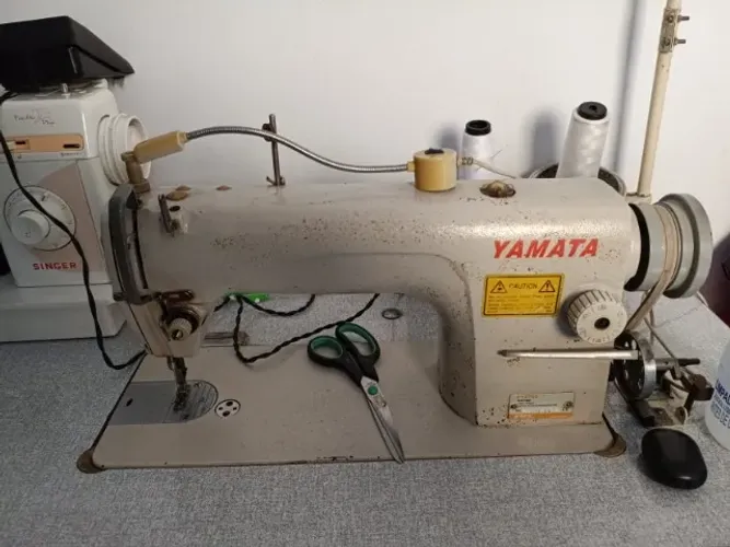 Máquina de costura e tecidos