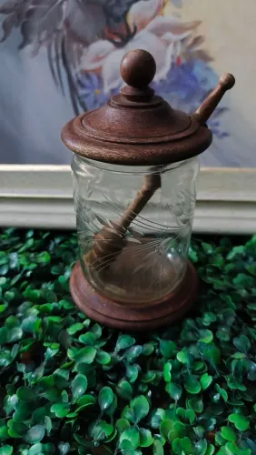Pote de Vidro para Mel com Tampa, Base e Mexedor em Madeira - 12 cm<br>