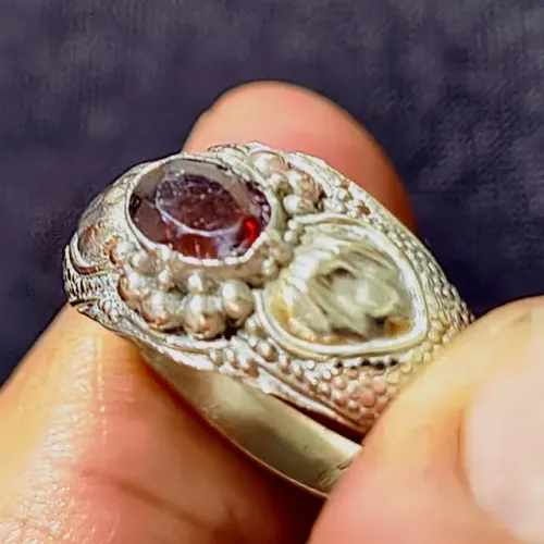 Anel Solitário de Prata Polida Com pedra Vermelha e Desenhos em Baixo Relevo