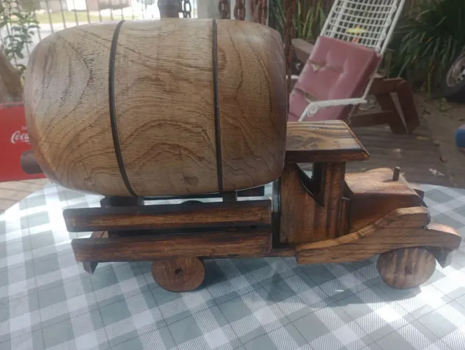 Miniatura de caminhão com barril de madeira