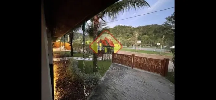 Seu Refúgio no Litoral Norte: Casa com 3 Suítes no Country Club Ubatuba
