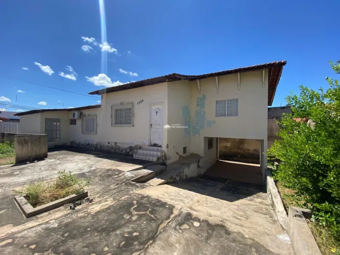 CASA DE ESQUINA FINANCIÁVEL COM 4 QUARTOS E 6 VAGAS