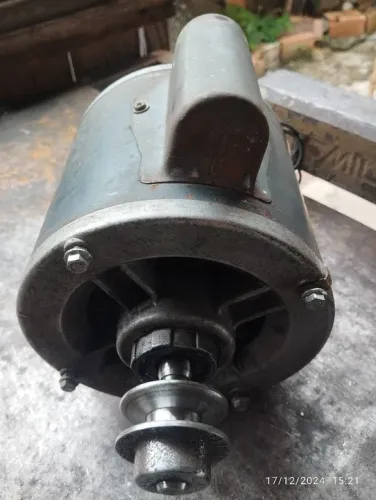 Vendo este Motor Elétrico  de  1/2 