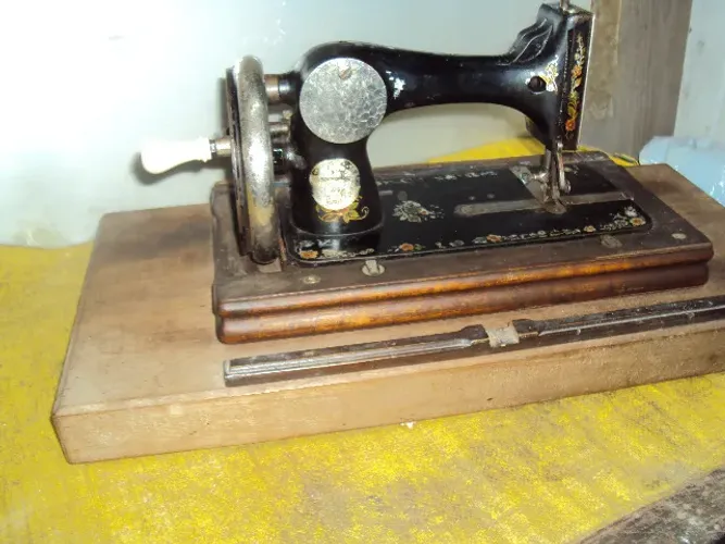 maquina costura alema manivela c/mesinha funcionando.raridade