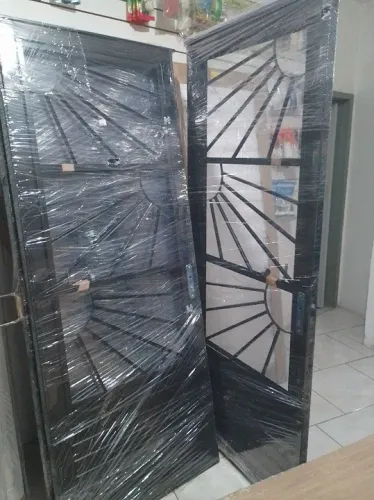 Porta em ferro 2.10x80 com postigo mod. Raio de sol