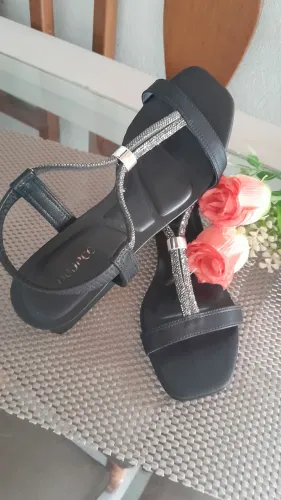 Sandália Feminina Preta com Detalhes em Strass