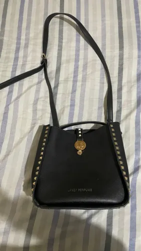 Bolsa lança perfume 