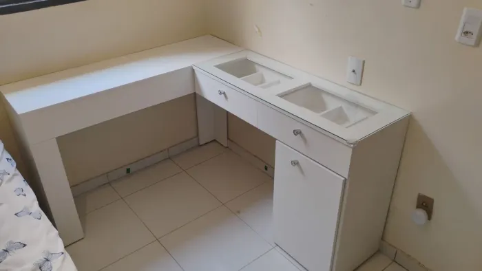 Penteadeira de Canto Branca com Tampo de Vidro