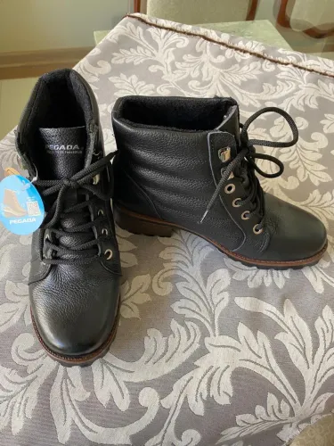 Bota Feminina Pegada em Couro Preta Tamanho 35 - Nova e Sem Uso