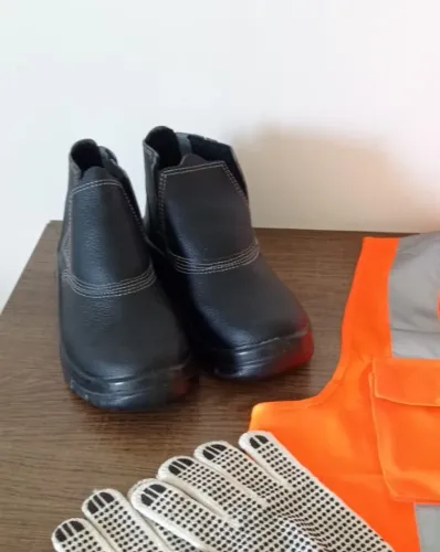 Bota/Botina de segurança sem bico metálico - USADO APENAS UMA VEZ