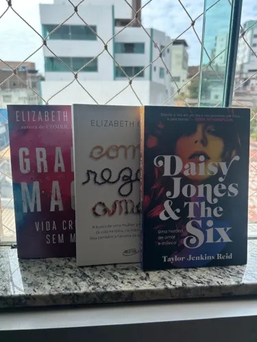 Livros: Comer, Rezar, Amar; Daisy Jones & The Six; Grande Magia
