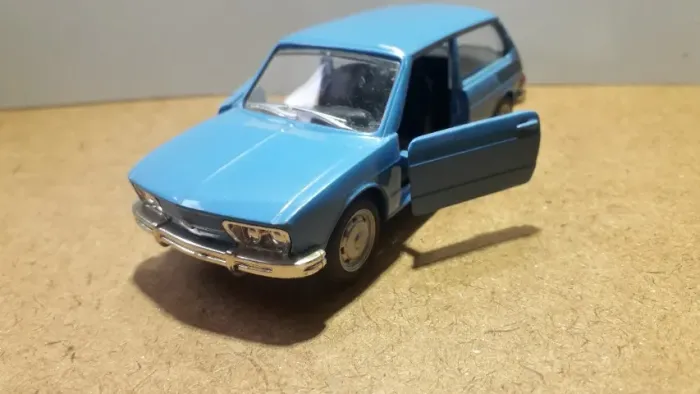 miniatura Volkswagen Brasilia Azul do jornal extra