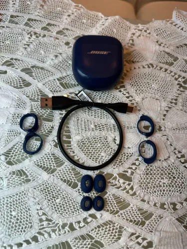 Fone de ouvido bose quietcomfort ultra earbuds azul marinho.