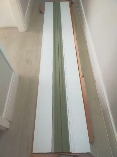 RODAPÉ BRANCO EM MDF.  Medidas2,40 Comp e 0,15 cm de Alt. São 3 unid. O do meio é o verso.