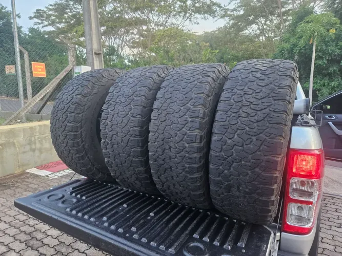 04 Pneus BFGoodrich All Terrain T/A KO2 315/70R17 - 10 Lonas