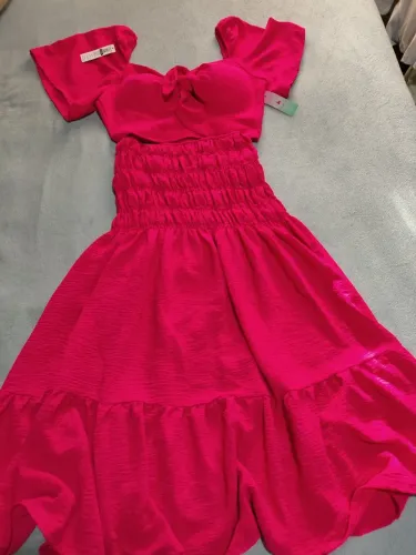Conjunto cropped e saia rosa