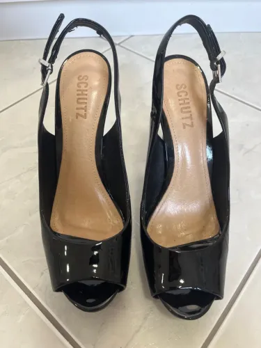Sandália Schutz Preta Verniz alta número 38