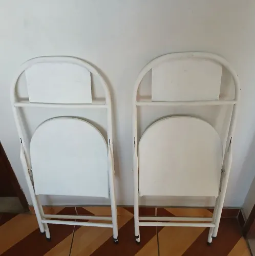 Conjunto de mesa de ferro c/ 2 cadeiras. 250 reais