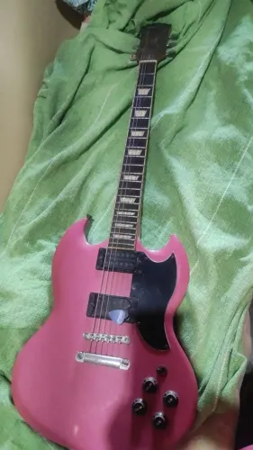 Guitarra revisada e funcionando perfeitamente 