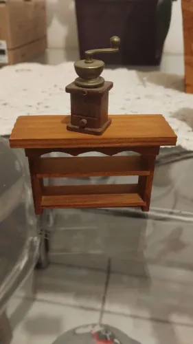 Miniatura de Moedor de Café com Bancada