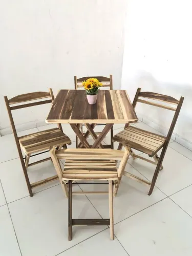 Conjunto de mesa e cadeiras de madeira