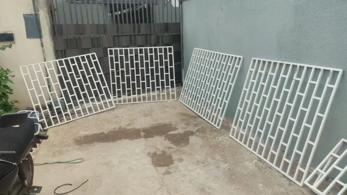 Grades de metalon, na cor branca, tamanho 1,35x 1,15 e1,70x1,15.