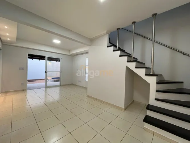 Sobrado no condomínio Las Palmas, zona sul, com 3 dormitórios, 2 banheiros, piscina e vara