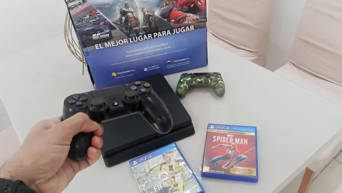 PS4 SLIM - 2 CONTROLE - 2 JOGOS