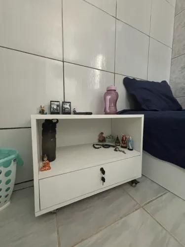 Mesa de Cabeceira Branca com Rodinhas