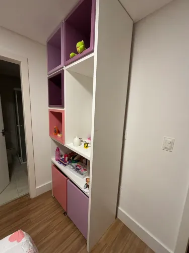 Estante laqueada Menina