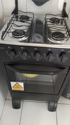 Vendo um fogão com menos de um mês de uso todo conservado numca nem usei o forno .chama nv