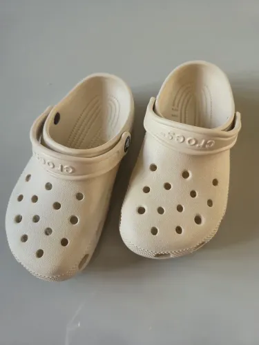 CROCS Original Infantil Seminova. 2 meses e meio de uso. BEGE.