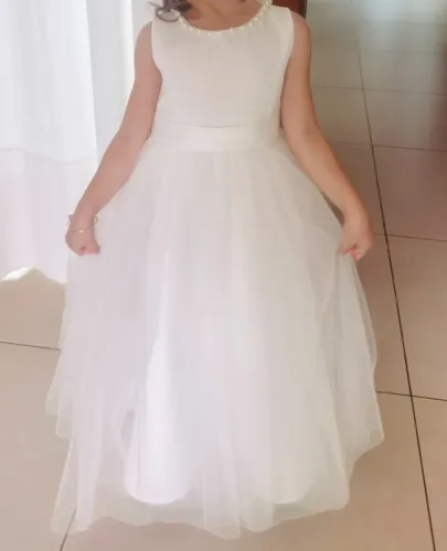 Vestido daminha com laço e detalhes em pérola