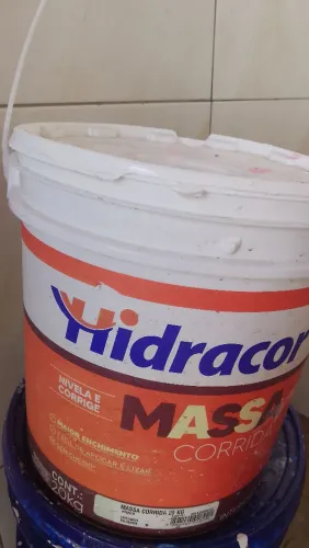 Vendo meio balde de argamassa hidrocor.