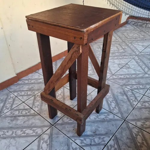 Banco reforçado,  75 cm de altura,  32x34 assento