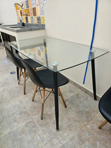 Mesa de vidro com quatro cadeiras