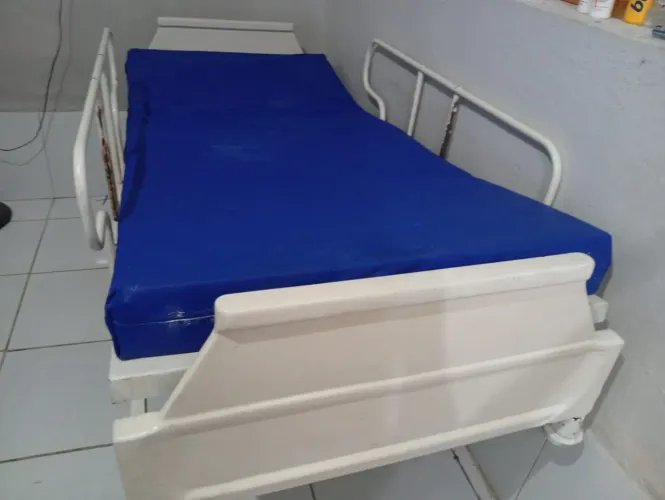 CAMA HOSPITALAR COM COLCHÃO IMPERMEÁVEL COM RODINHAS NOS PÉS BEM CONSERVADA