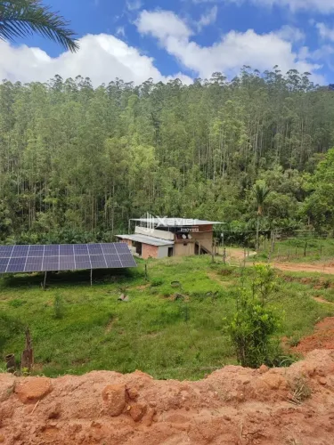 Sítio à venda com 3,5 alqueires em Alfredo Chaves/ES, com 4 casas, nascentes, pasto, energ