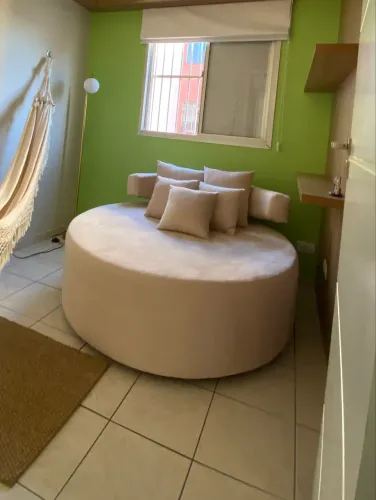 Sofá Redondo 2 Lugares Higienizado em Suede + 5 almofadas
