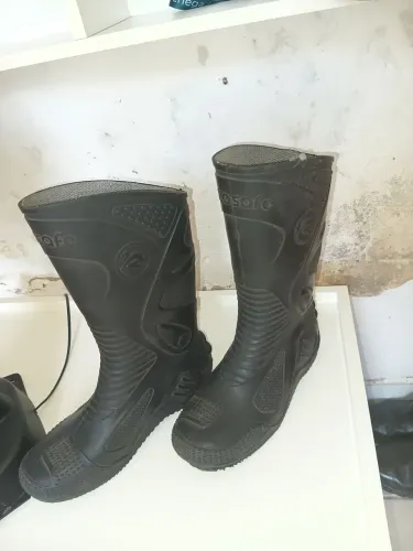 Vende se uma bota toda de borracha 50. Reais