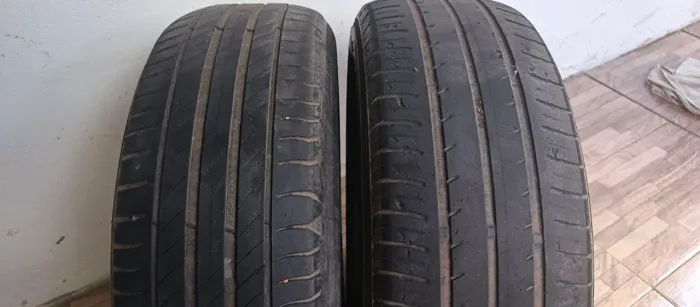 Barbada vendo esses 2 pneus aro 15 185/60/15