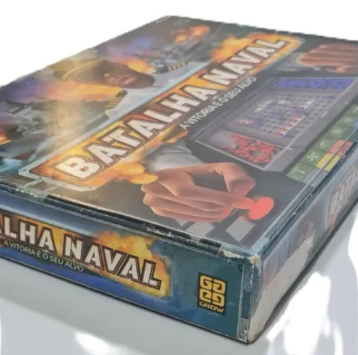 Jogo clássico de tabuleiro Batalha Naval, da marca Grow.  Voltado pra dois jogadores, reco