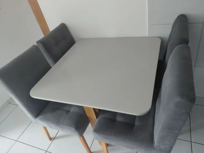 Mesa 4 cadeiras 90x90 usada por apenas 7 meses