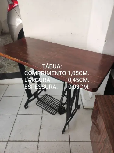 APARADOR PÉ DE MÁQUINA VIGORELLI, TAMPO MADEIRA MACIÇA.