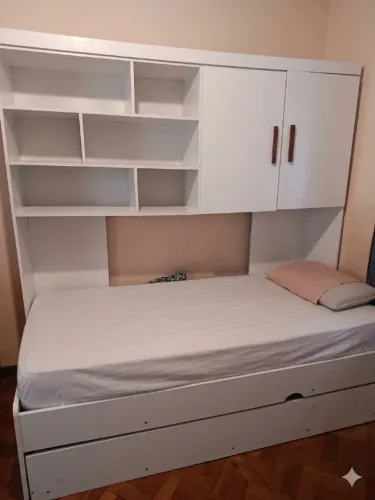 Cama de solteiro com cama auxiliar e armário
