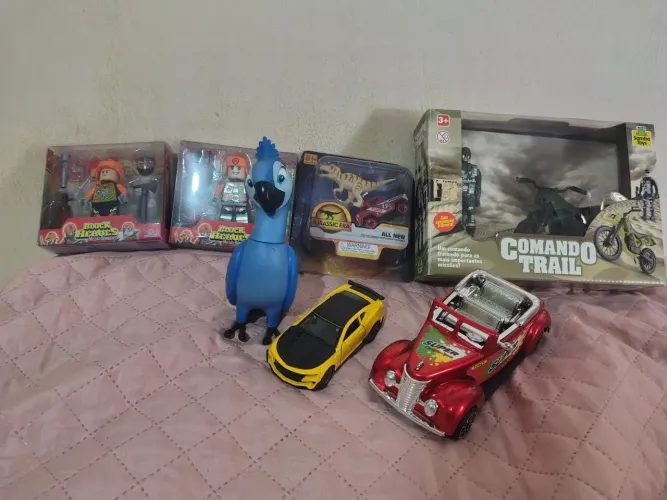 Lote brinquedos bonecos carrinhos