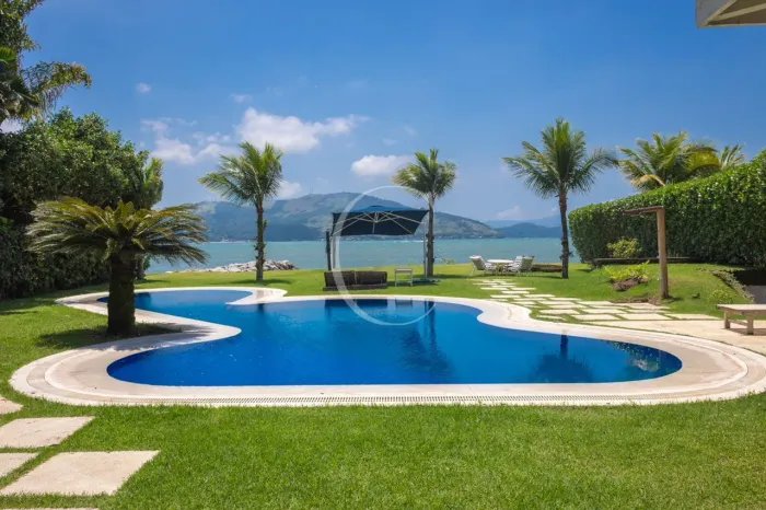 Incrível Casa à Beira-Mar com Vista de Tirar o Fôlego no Condomínio Portobello