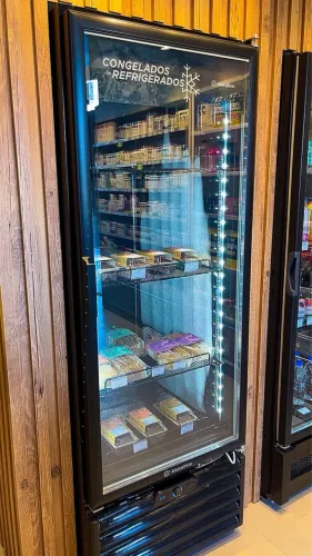 Freezer vertical e refrigerador 531 litros metalfrio preto c luz de led 