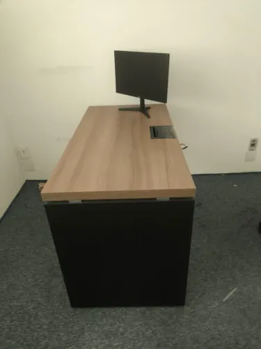 Mesa de Escritório Diretor c/ Passa-Cabos - Excelente Estado