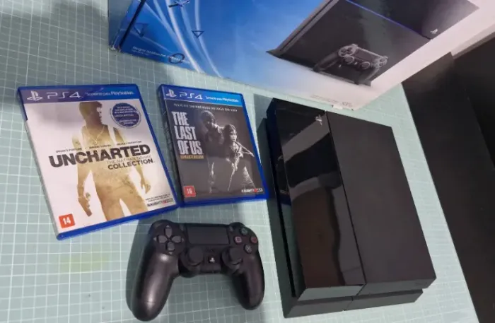 PlayStation 4 PS4 500GB+ COM A CAIXA + Controle + 2 Jogos